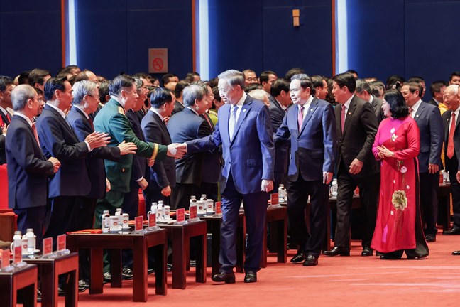 Tổng B&iacute; thư, Chủ tịch nước T&ocirc; L&acirc;m; Chủ tịch Quốc hội Trần Thanh Mẫn v&agrave; c&aacute;c đại biểu tham dự phi&ecirc;n khai mạc trọng thể Đại hội đại biểu to&agrave;n quốc MTTQ Việt Nam lần thứ XI