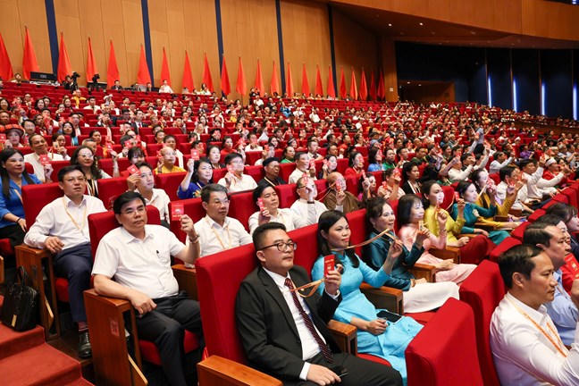 Đại biểu tiến h&agrave;nh biểu quyết tại Đại hội