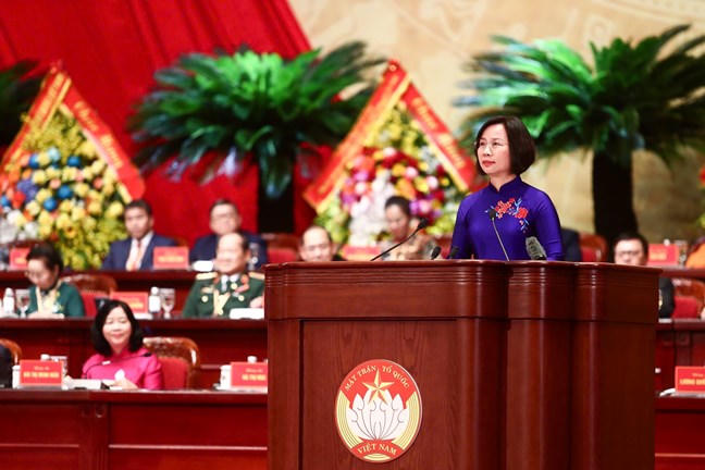 B&agrave; B&ugrave;i Huyền Mai ph&aacute;t biểu tham luận tại Đại hội