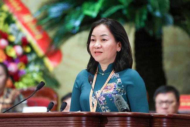 B&agrave; Trương Thị B&iacute;ch Hạnh tr&igrave;nh b&agrave;y tham luận tại Đại hội