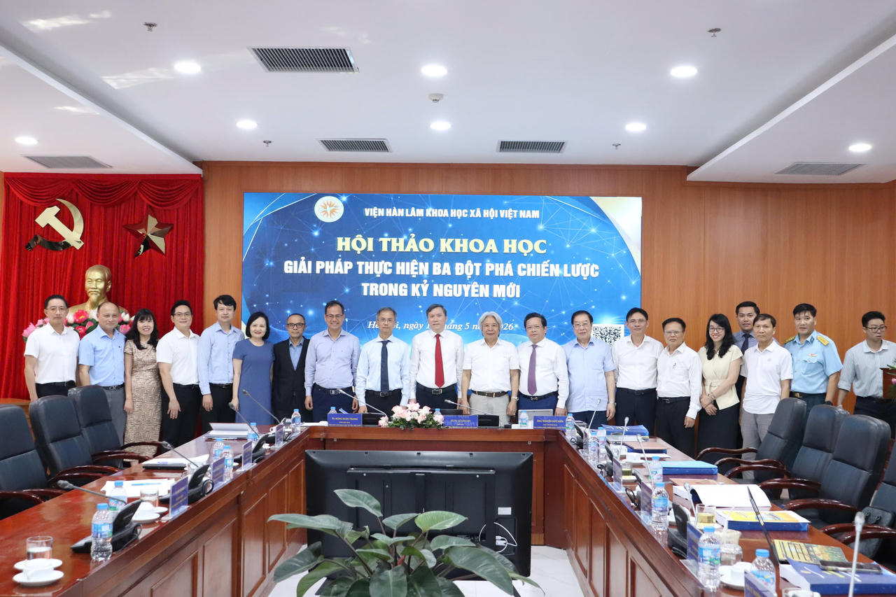 C&aacute;c đại biểu chụp ảnh lưu niệm.