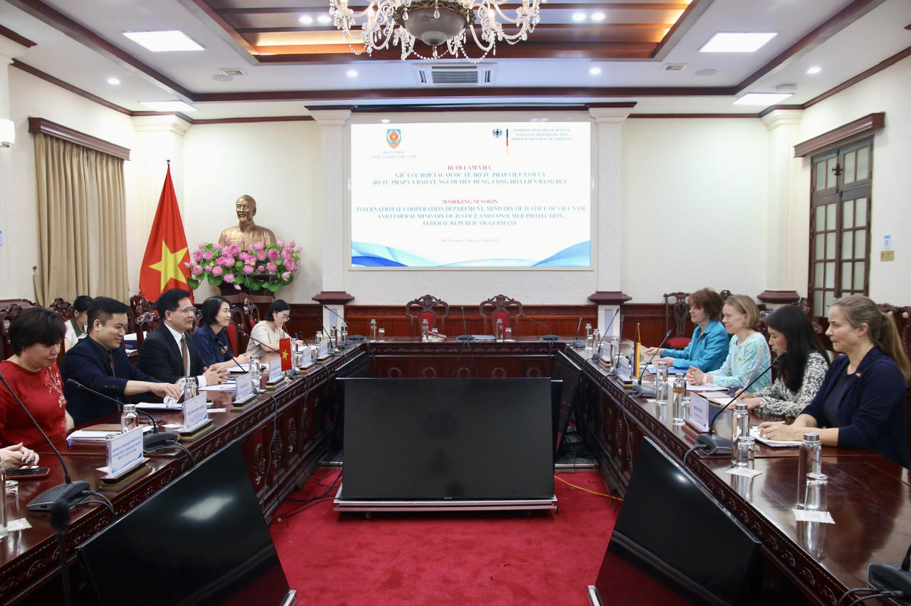 Quang cảnh buổi l&agrave;m việc.