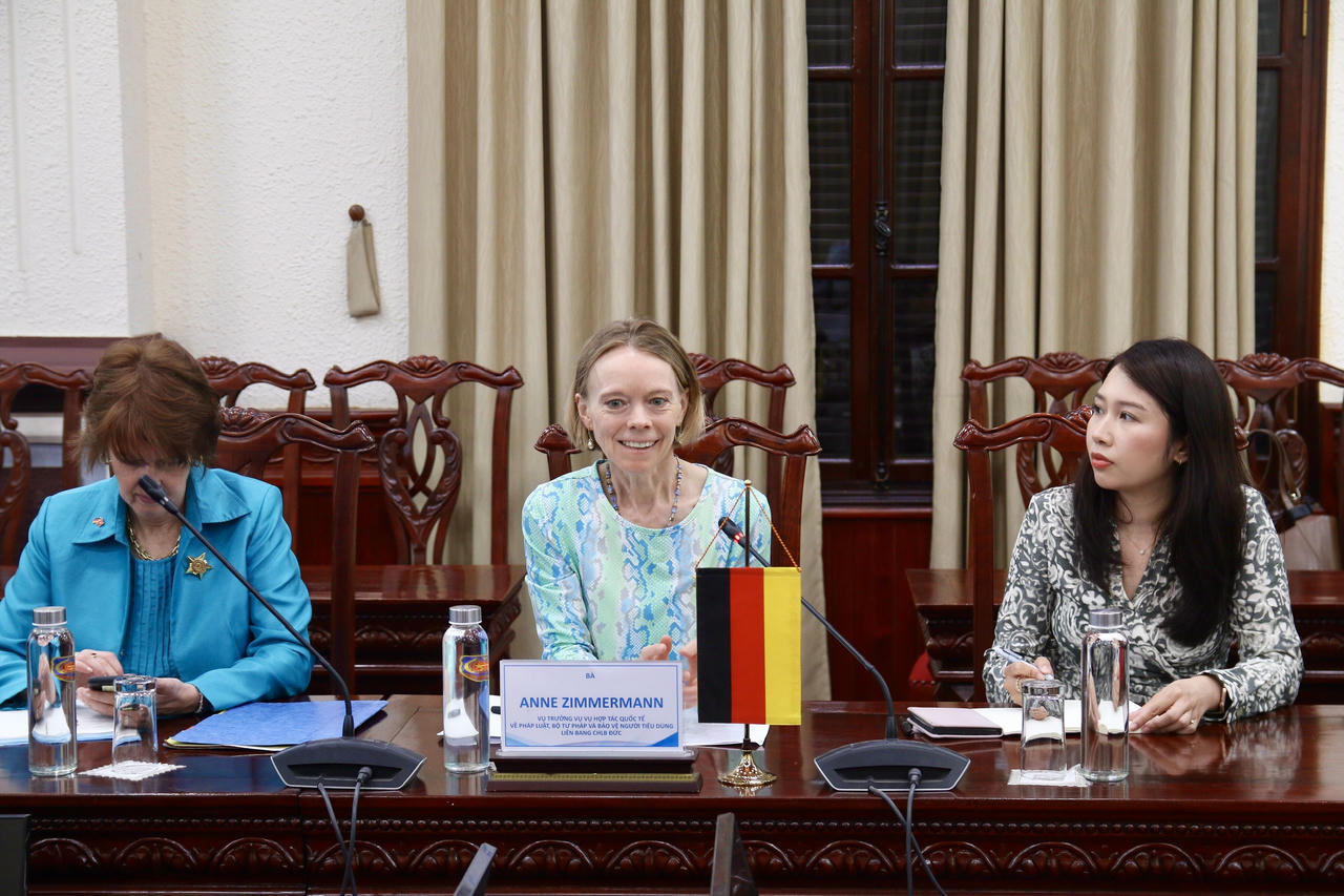 B&agrave; Anne Zimmermann, Vụ trưởng Vụ Hợp t&aacute;c quốc tế về ph&aacute;p luật Bộ Tư ph&aacute;p v&agrave; Bảo vệ người ti&ecirc;u d&ugrave;ng li&ecirc;n bang CHLB Đức ph&aacute;t biểu tại buổi l&agrave;m việc.