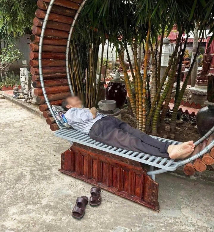 Trước cổng ch&ugrave;a, người ta tin m&igrave;nh sẽ kh&ocirc;ng bị bỏ rơi 2