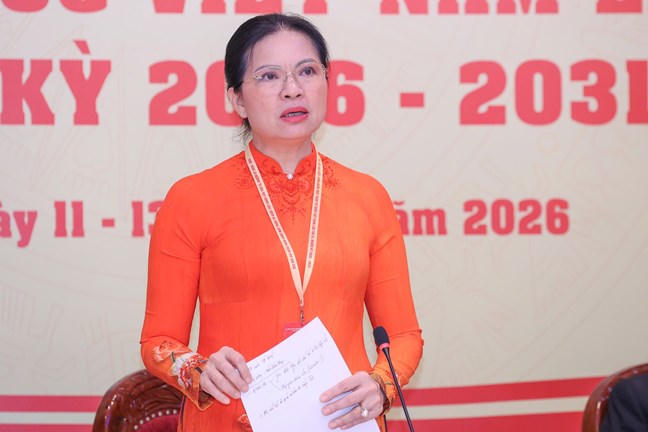 Ph&oacute; Chủ tịch - Tổng Thư k&yacute; Ủy ban Trung ương MTTQ Việt Nam H&agrave; Thị Nga trao đổi với ph&oacute;ng vi&ecirc;n tại họp b&aacute;o