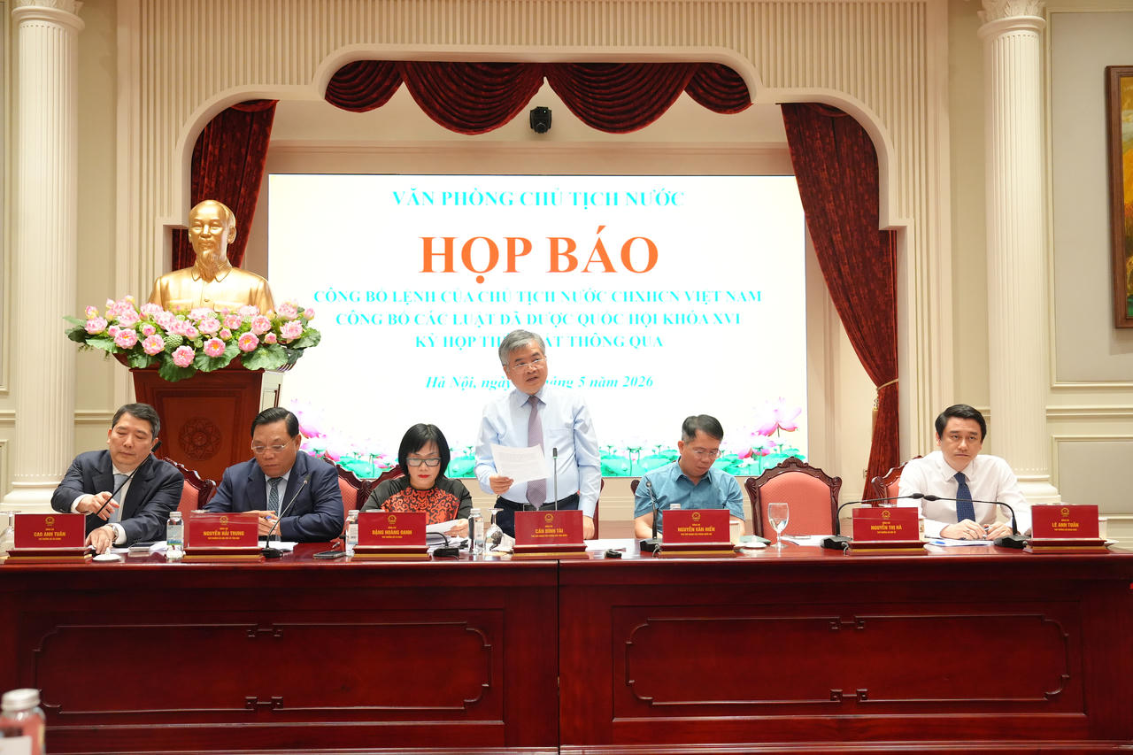 Ph&oacute; Chủ nhiệm Văn ph&ograve;ng Chủ tịch nước Cấn Đ&igrave;nh T&agrave;i chủ tr&igrave; buổi họp b&aacute;o.