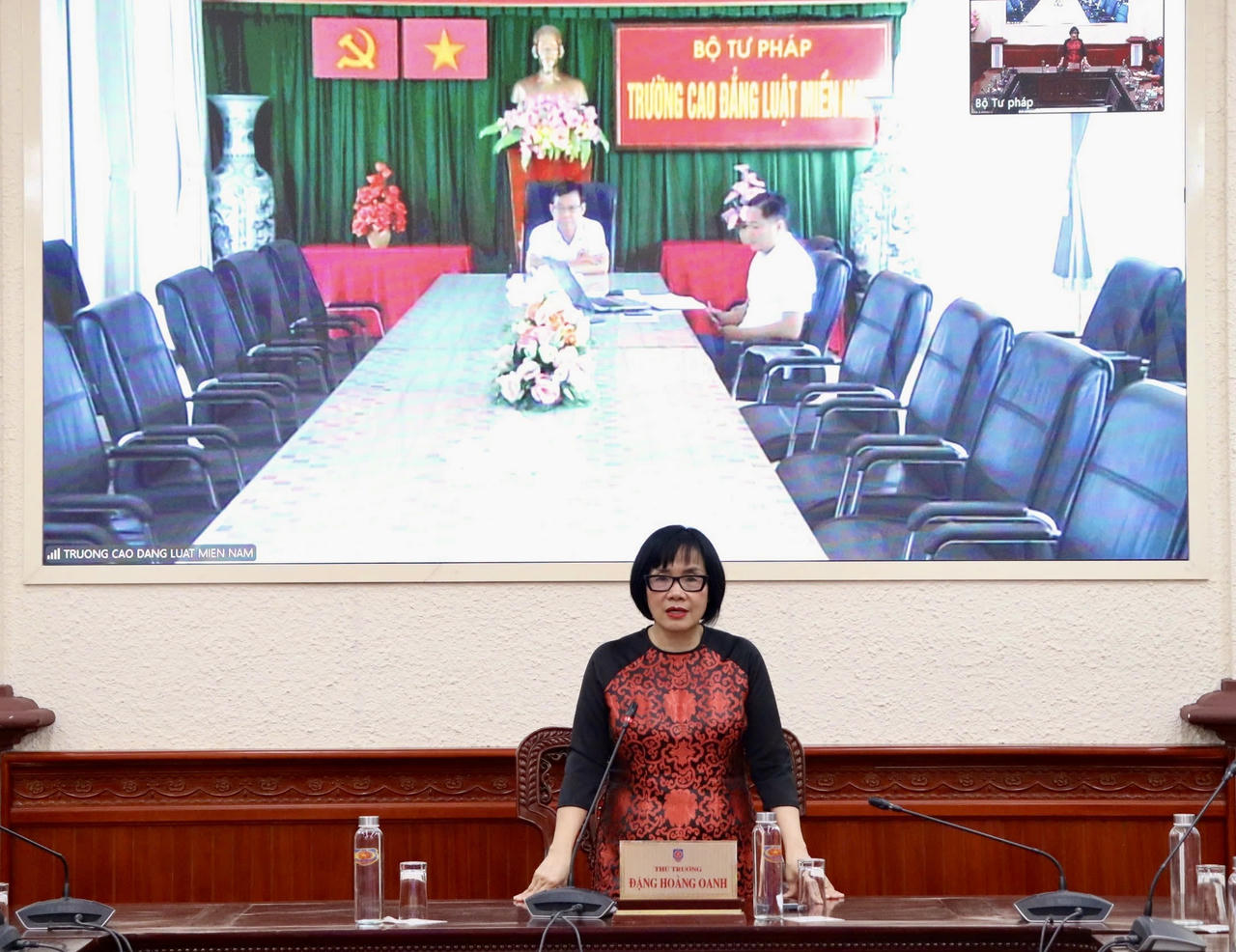 Thứ trưởng Bộ Tư ph&aacute;p Đặng Ho&agrave;ng Oanh ph&aacute;t biểu tại buổi l&agrave;m việc