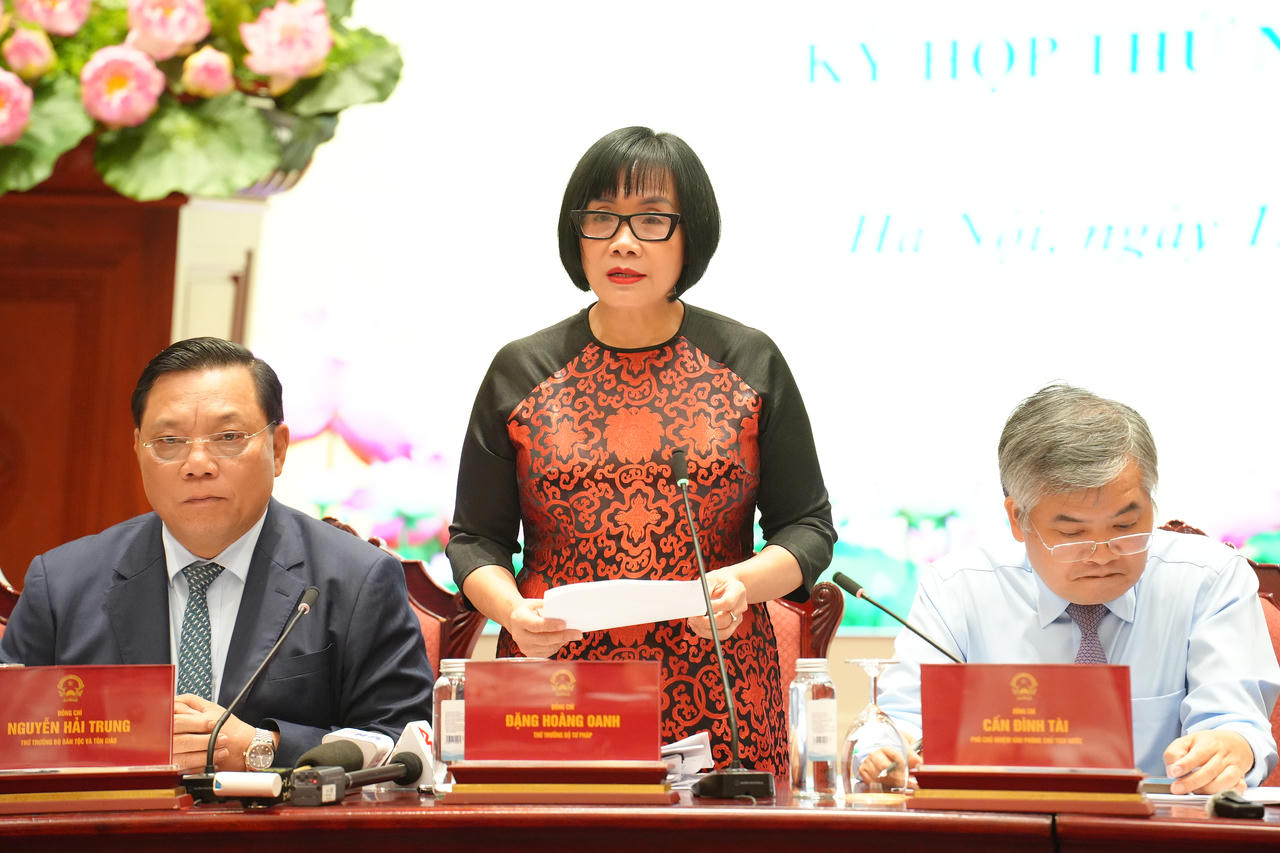 Thứ trưởng Đặng Ho&agrave;ng Oanh giới thiệu một số nội dung cơ bản v&agrave; trả lời nhiều c&acirc;u hỏi của ph&oacute;ng vi&ecirc;n về c&aacute;c Luật do Bộ Tư ph&aacute;p được giao chủ tr&igrave; soạn thảo.