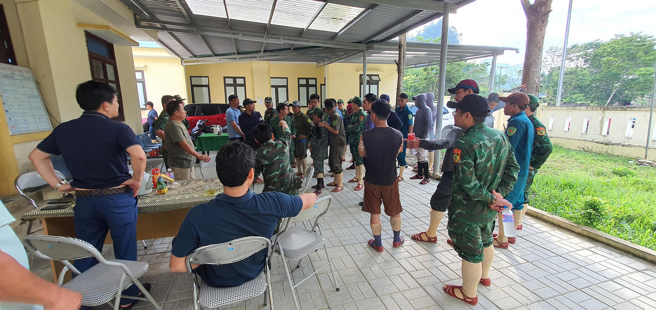 C&aacute;c lực lượng họp triển khai phương &aacute;n t&igrave;m kiếm người chồng cũ của nạn nh&acirc;n sau vụ việc xảy ra tại x&atilde; Kim Ph&uacute;.