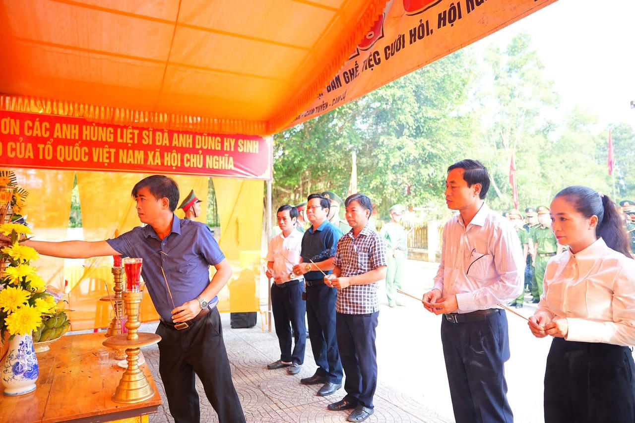 C&aacute;c đại biểu d&acirc;ng hương, tri &acirc;n c&aacute;c Anh h&ugrave;ng liệt sĩ.