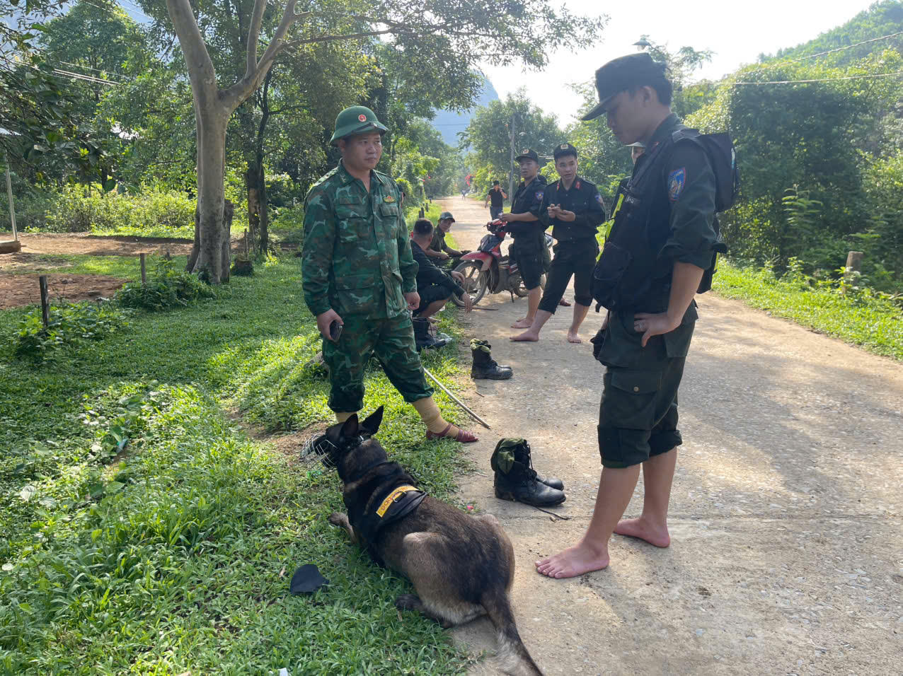 Nhiều lực lượng c&ugrave;ng ch&oacute; nghiệp vụ được huy động xuy&ecirc;n đ&ecirc;m truy t&igrave;m người chồng cũ của nạn nh&acirc;n