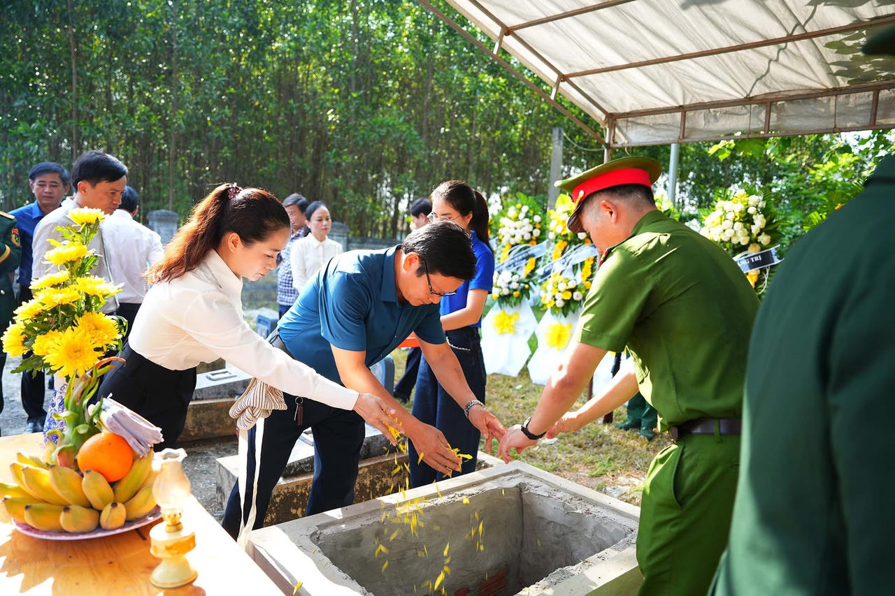 C&aacute;c h&agrave;i cốt liệt sĩ được an t&aacute;ng trang trọng theo nghi thức địa phương tại Nghĩa trang liệt sĩ Cam Tuyền.