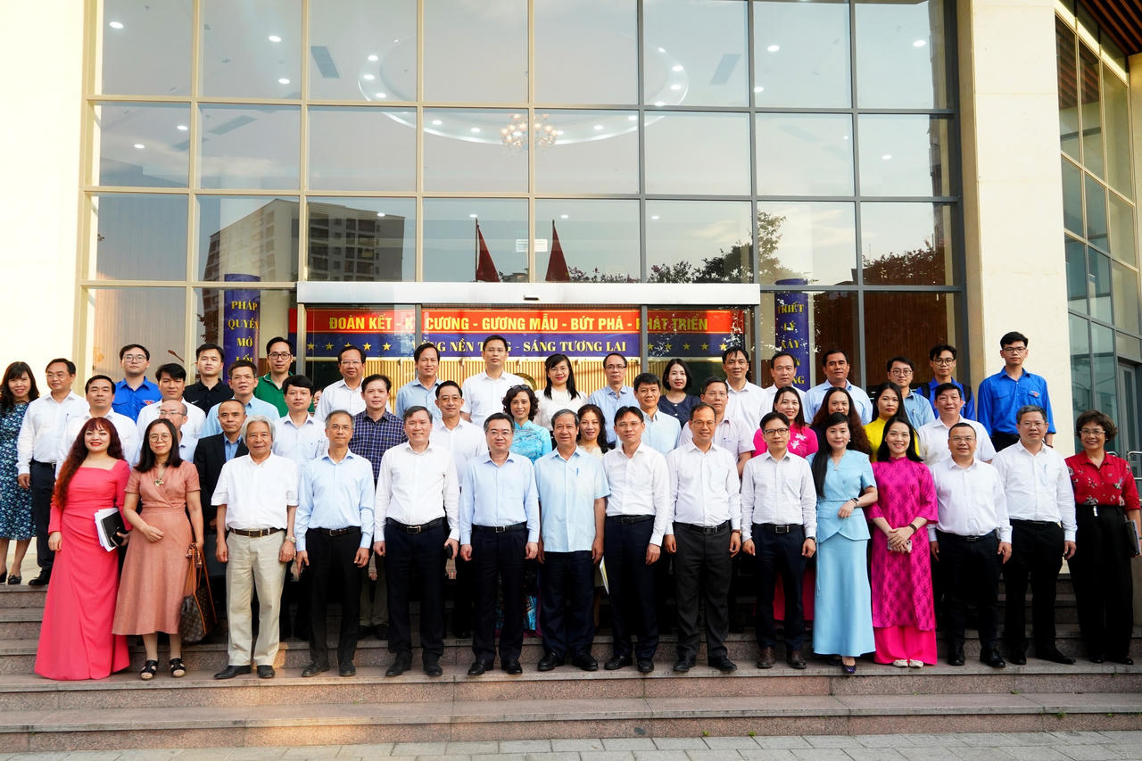 C&aacute;c đại biểu chụp ảnh lưu niệm