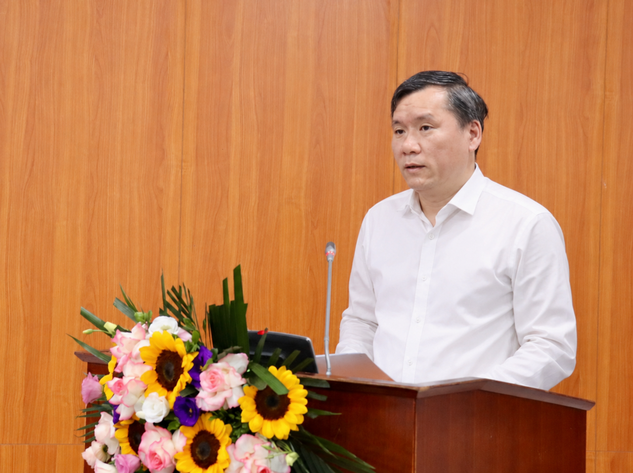GS.TS. L&ecirc; Văn Lợi, Ủy vi&ecirc;n Trung ương Đảng, B&iacute; thư Đảng ủy - Chủ tịch Viện H&agrave;n l&acirc;m Khoa học x&atilde; hội Việt Nam ph&aacute;t biểu đ&aacute;p từ