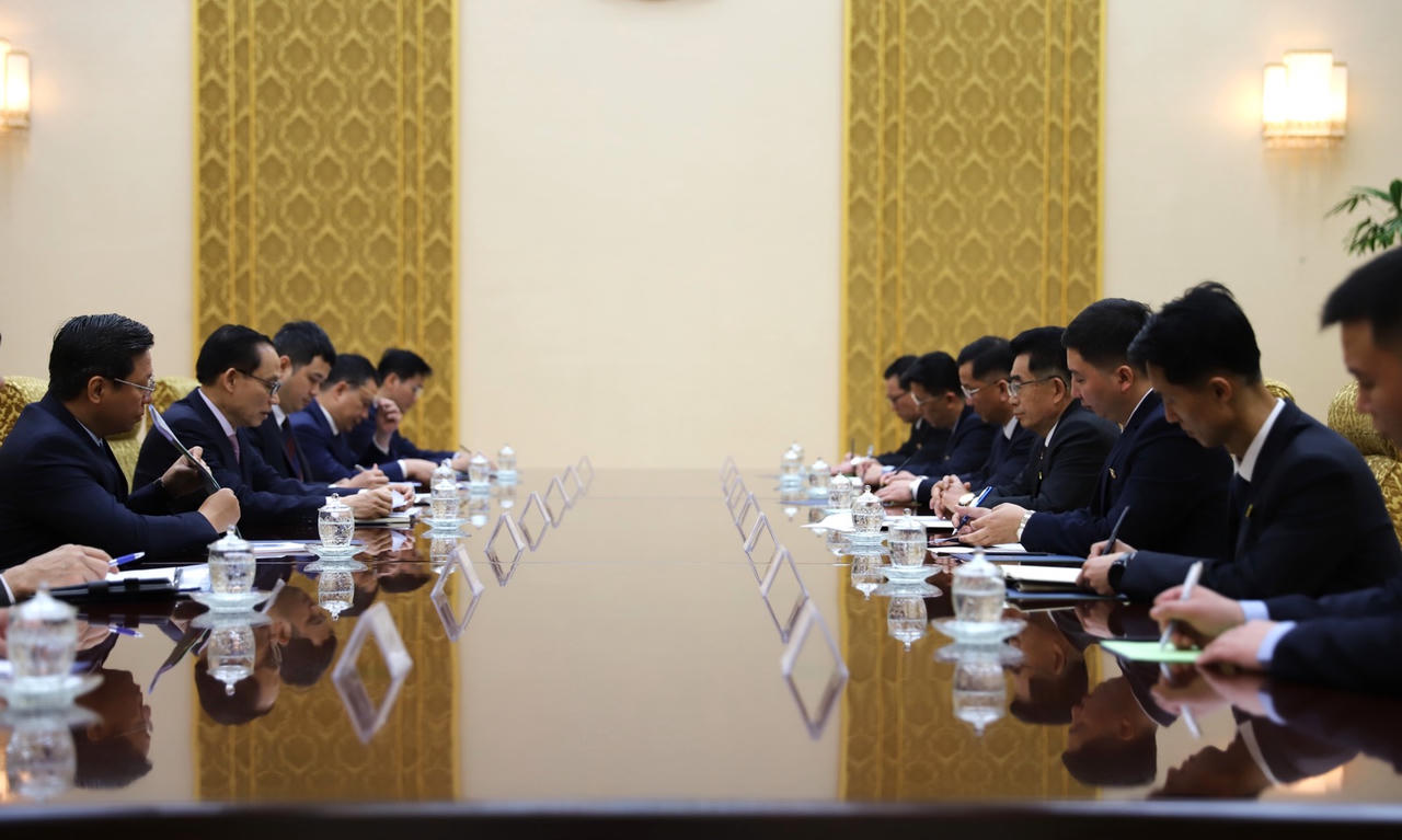 Bộ trưởng Bộ Ngoại giao L&ecirc; Ho&agrave;i Trung l&agrave;m việc với Trưởng Ban Quốc tế Đảng Lao động Triều Ti&ecirc;n Kim Song Nam.