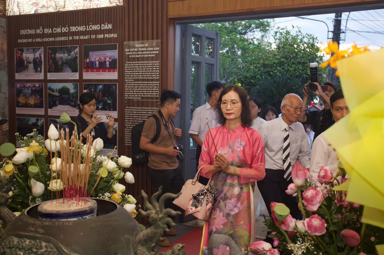 D&acirc;ng hương hoa b&agrave;y tỏ l&ograve;ng biết ơn đối với c&ocirc;ng lao to lớn của Chủ tịch Hồ Ch&iacute; Minh.
