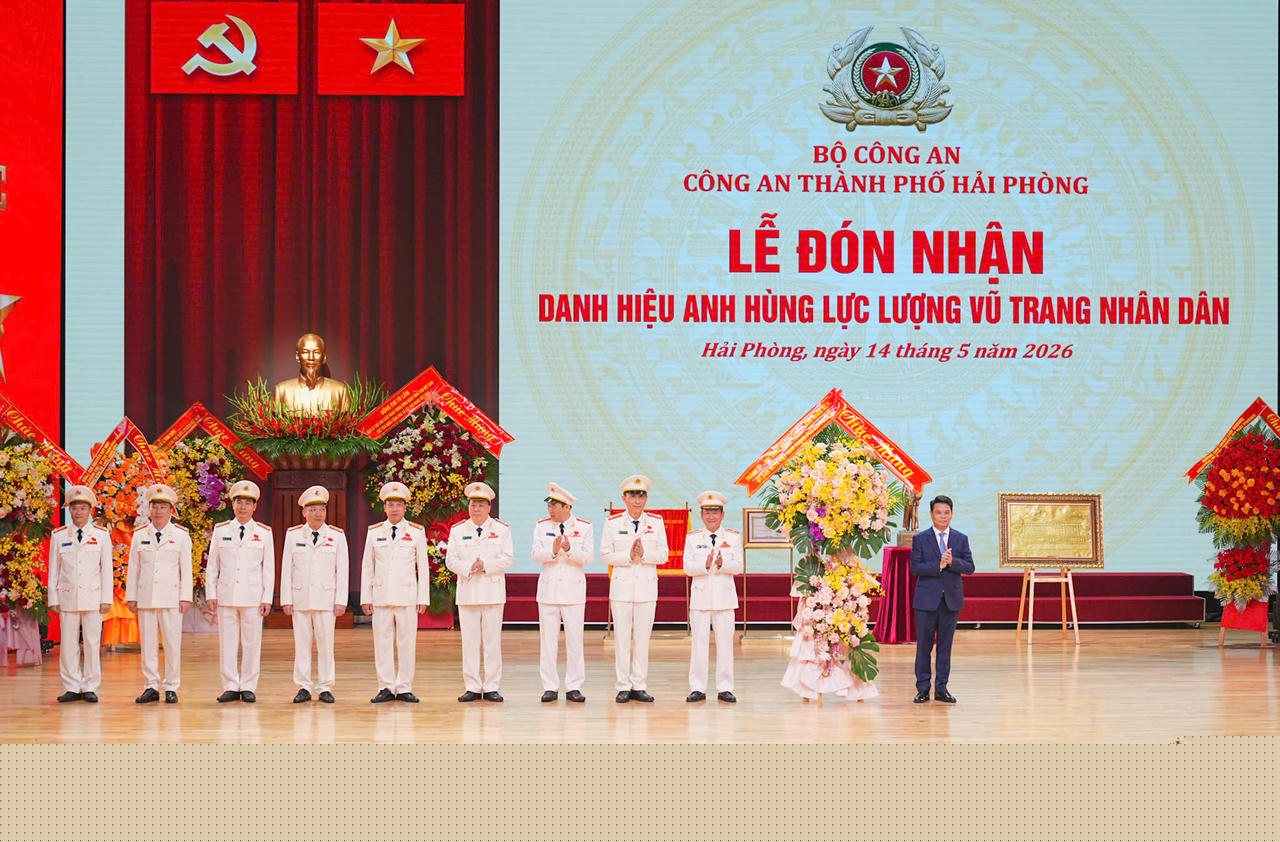 Thay mặt Th&agrave;nh uỷ, HĐND, UBND, Uỷ ban MTTQ Việt Nam TP, B&iacute; thư Th&agrave;nh uỷ Hải Ph&ograve;ng L&ecirc; Ngọc Ch&acirc;u tặng hoa ch&uacute;c mừng C&ocirc;ng an TP.