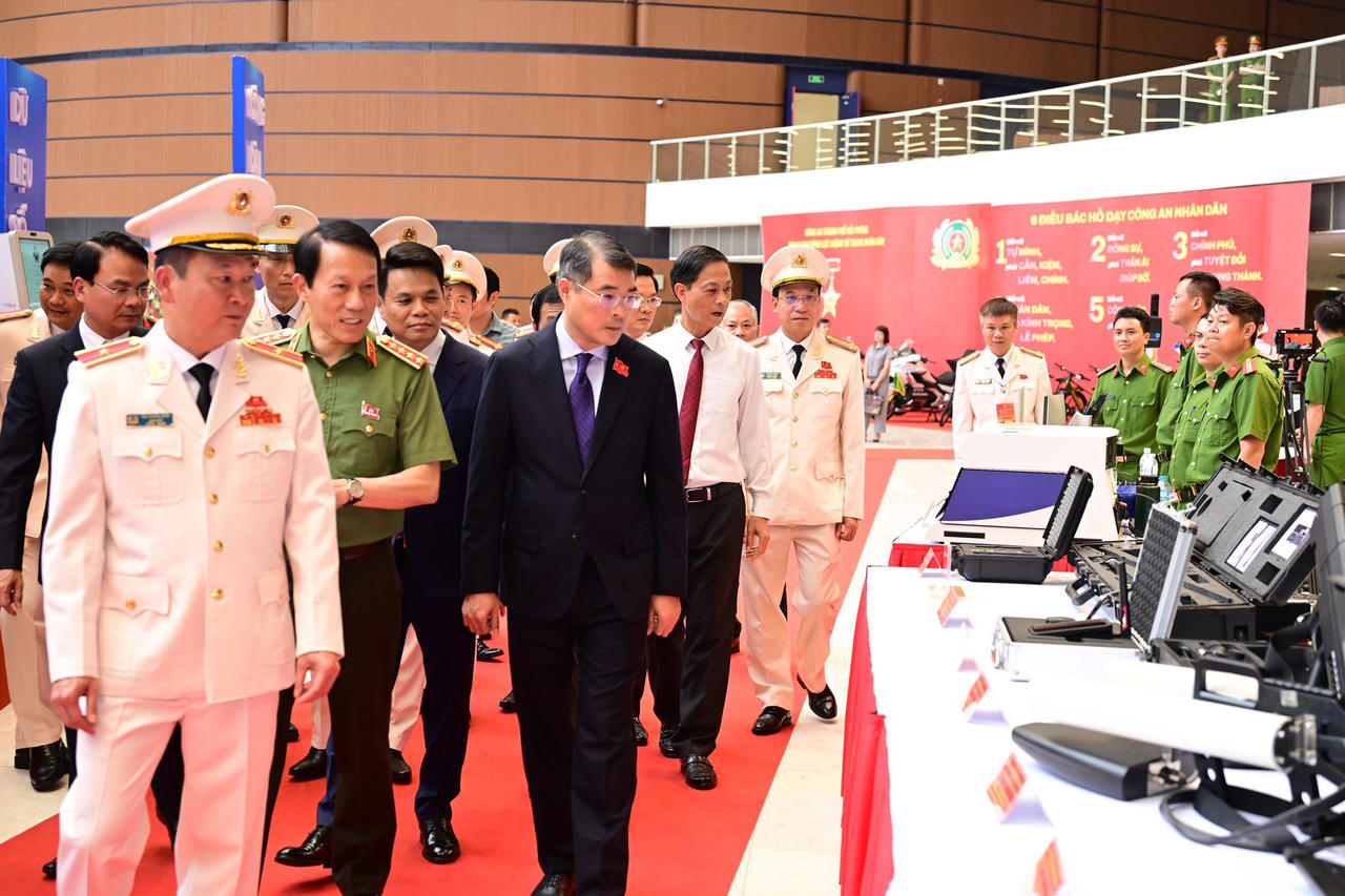 Thủ tướng c&ugrave;ng c&aacute;c đại biểu tham quan trưng b&agrave;y trang thiết bị kỹ thuật nghiệp vụ của lực lượng C&ocirc;ng an TP Hải Ph&ograve;ng.