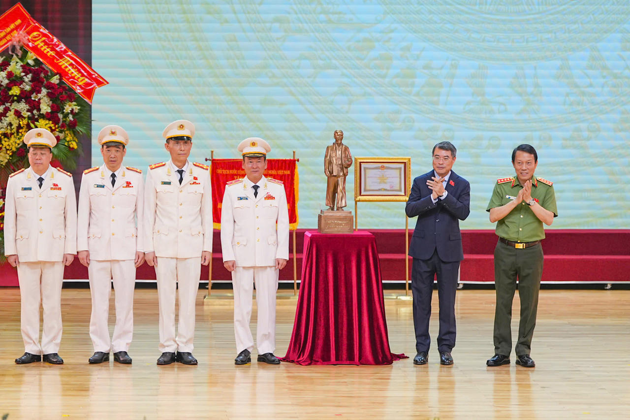 Thủ tướng Ch&iacute;nh phủ L&ecirc; Minh Hưng v&agrave; Bộ trưởng Bộ C&ocirc;ng an Lương Tam Quang trao qu&agrave; của Tổng B&iacute; thư, Chủ tịch nước T&ocirc; L&acirc;m cho lực lượng C&ocirc;ng an TP Hải Ph&ograve;ng.