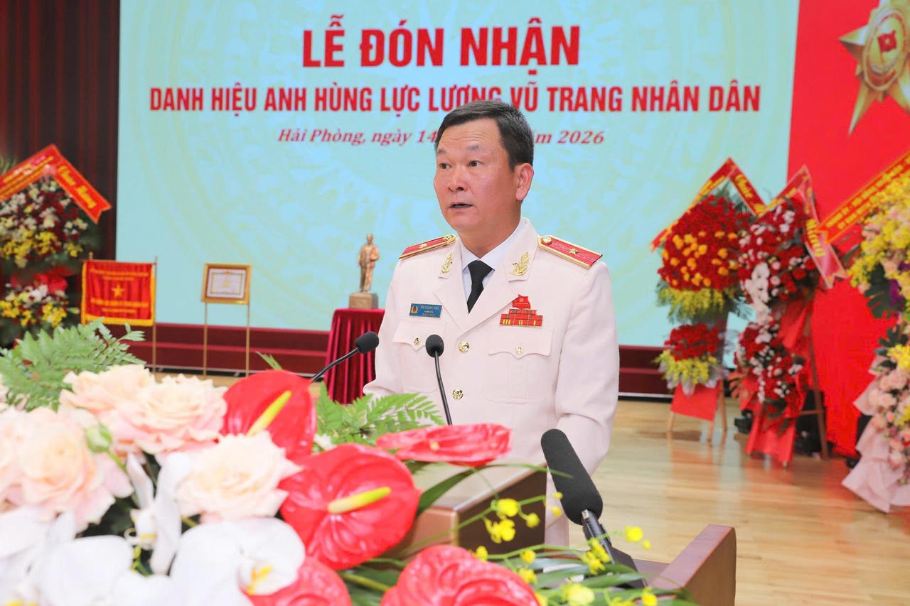 Thiếu tướng B&ugrave;i Quang B&igrave;nh, Gi&aacute;m đốc C&ocirc;ng an TP Hải Ph&ograve;ng ph&aacute;t biểu tại buổi lễ.