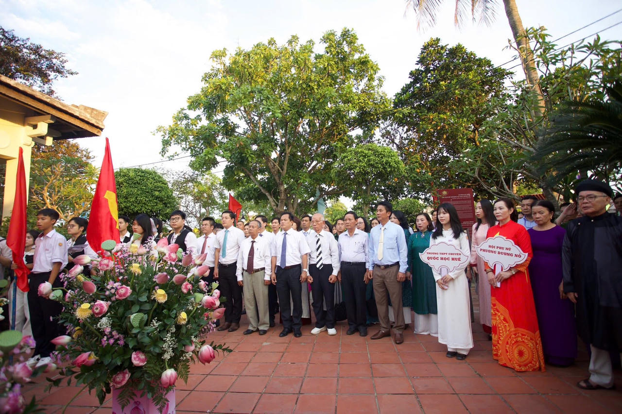 Thi&ecirc;ng li&ecirc;ng lễ rước sen v&agrave; ch&acirc;n dung B&aacute;c Hồ ở l&agrave;ng Dương Nỗ (TP Huế)