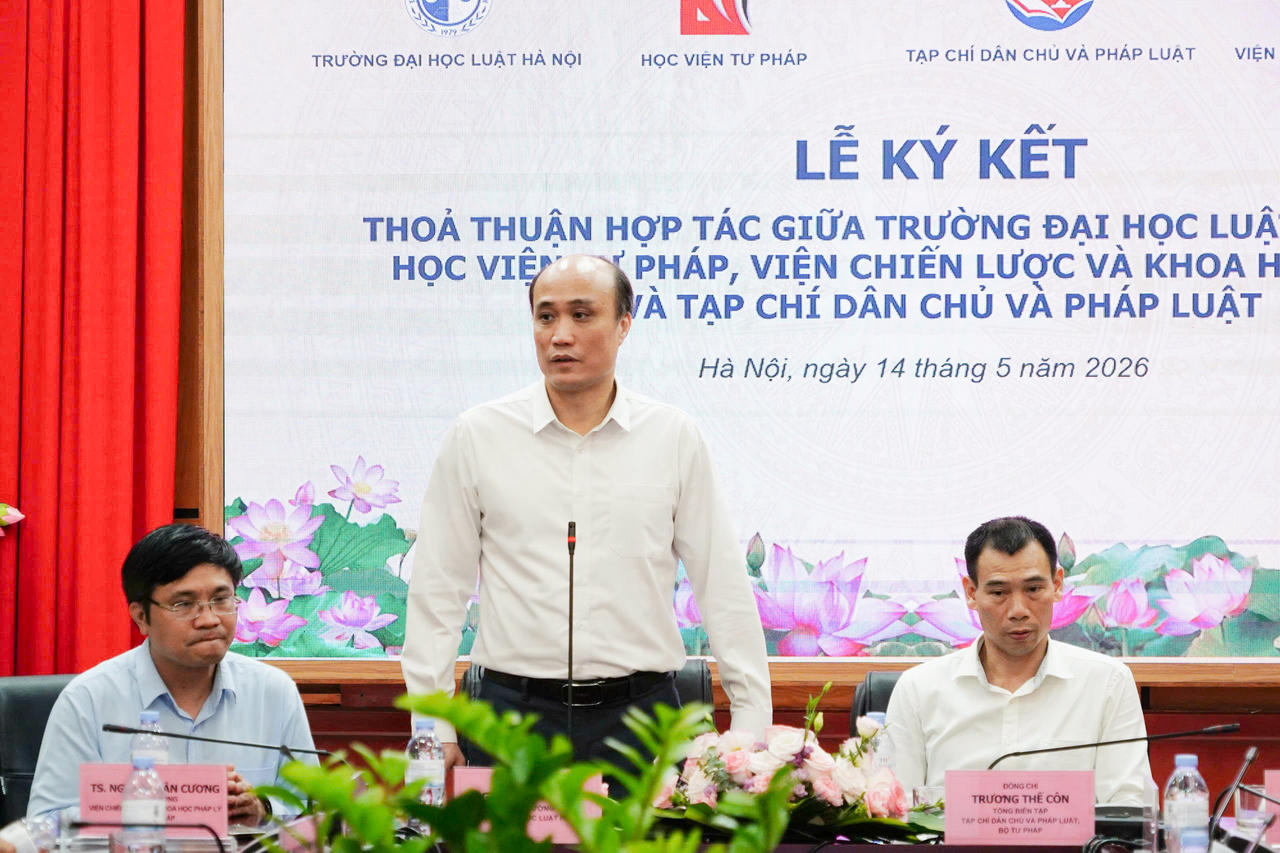 PGS.TS T&ocirc; Văn Ho&agrave; ph&aacute;t biểu tại buổi lễ.