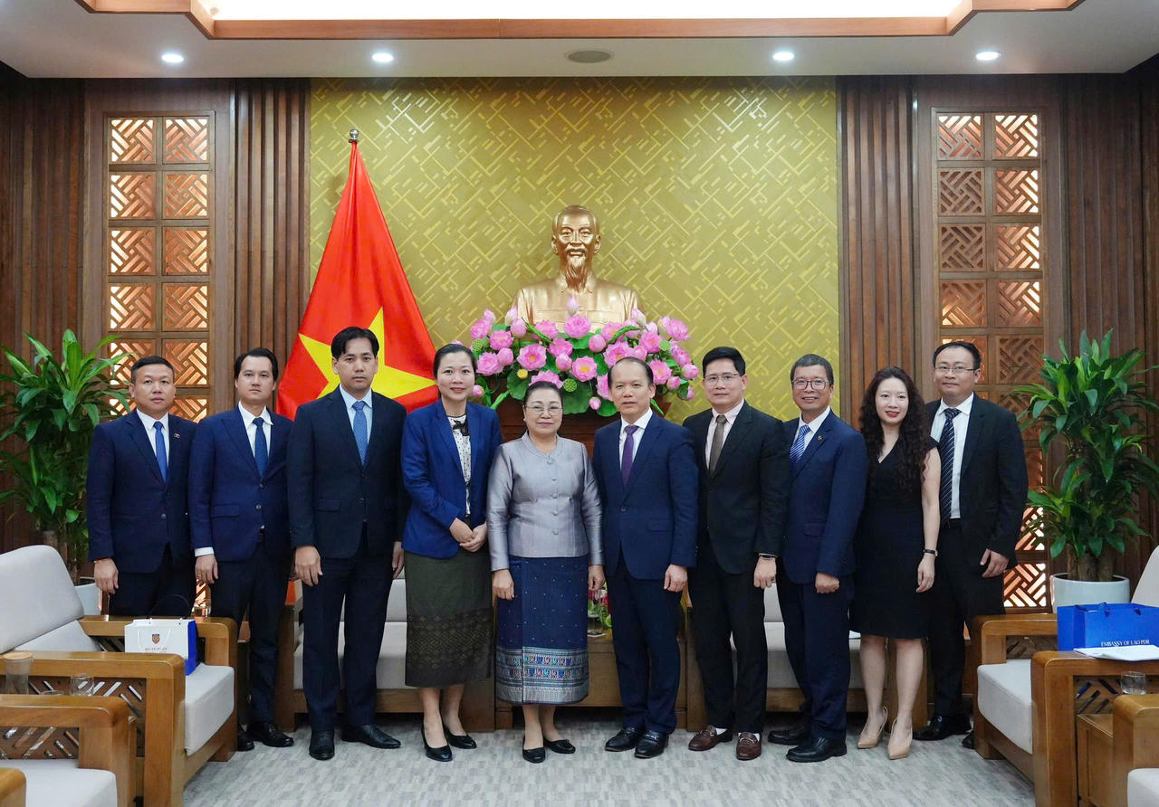 C&aacute;c đại biểu chụp ảnh lưu niệm.