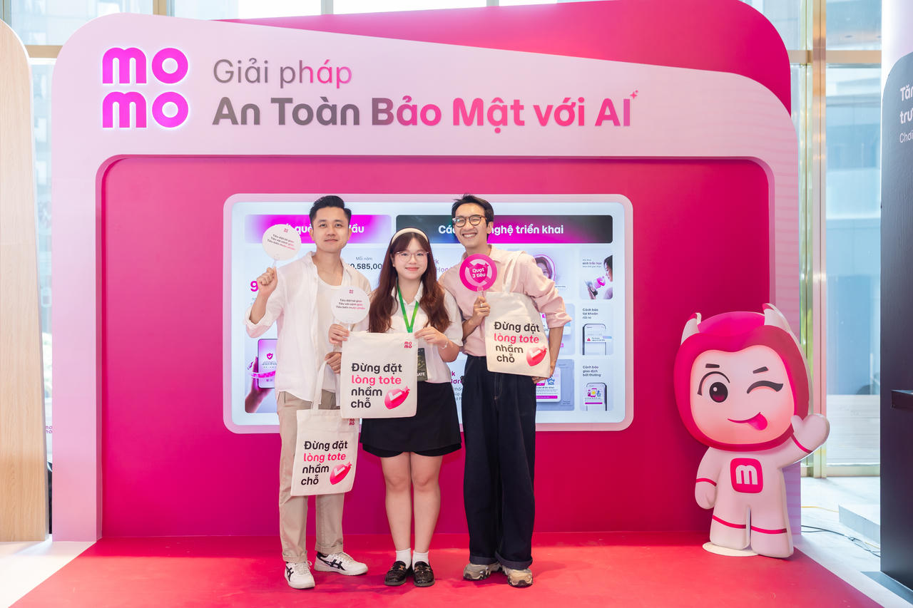 Người d&ugrave;ng trải nghiệm tại gian h&agrave;ng của Momo