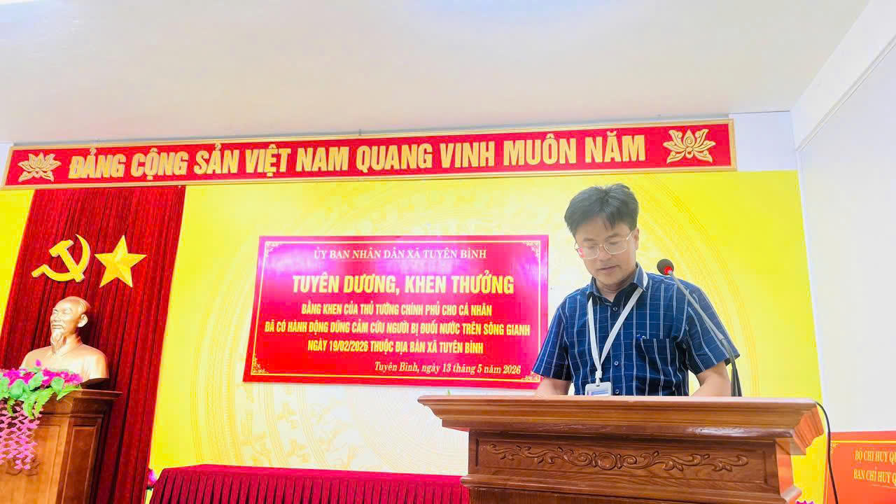 &Ocirc;ng Ho&agrave;ng Văn Ph&uacute;c - Chủ tịch UBND x&atilde; Tuy&ecirc;n B&igrave;nh ph&aacute;t biểu biểu dương nghĩa cử dũng cảm cứu người của hai cha con &ocirc;ng Cao Hữu T&igrave;nh.