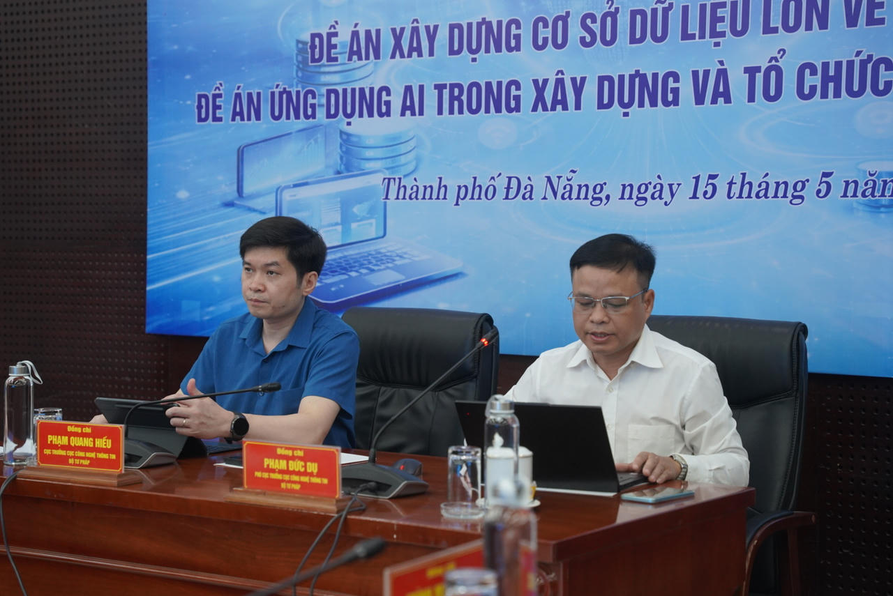 Cục trưởng Cục C&ocirc;ng nghệ Th&ocirc;ng tin Phạm Quang Hiếu, Ph&oacute; Cục trưởng Cục C&ocirc;ng nghệ Th&ocirc;ng tin Phạm Đức Dụ (Bộ Tư ph&aacute;p) đồng chủ tr&igrave; Hội thảo lấy &yacute; kiến về c&aacute;c đề &aacute;n &ldquo;X&acirc;y dựng cơ sở dữ liệu lớn về ph&aacute;p luật&rdquo; v&agrave; &ldquo;Ứng dụng AI trong x&acirc;y dựng v&agrave; tổ chức thi h&agrave;nh ph&aacute;p luật&rdquo;