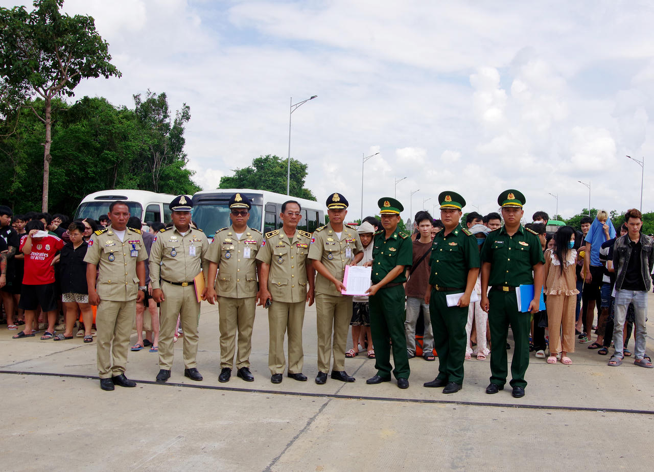 Lực lượng chức năng Campuchia b&agrave;n giao 127 c&ocirc;ng d&acirc;n Việt Nam cho BĐBP v&agrave; lực lượng chức năng tỉnh T&acirc;y Ninh.