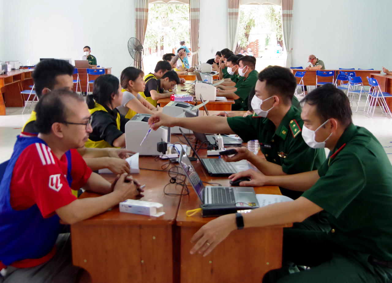 C&aacute;n bộ BĐBP tỉnh T&acirc;y Ninh lấy lời khai, l&agrave;m thủ tục nhập cảnh cho c&aacute;c c&ocirc;ng d&acirc;n được lực lượng Campuchia trao trả.