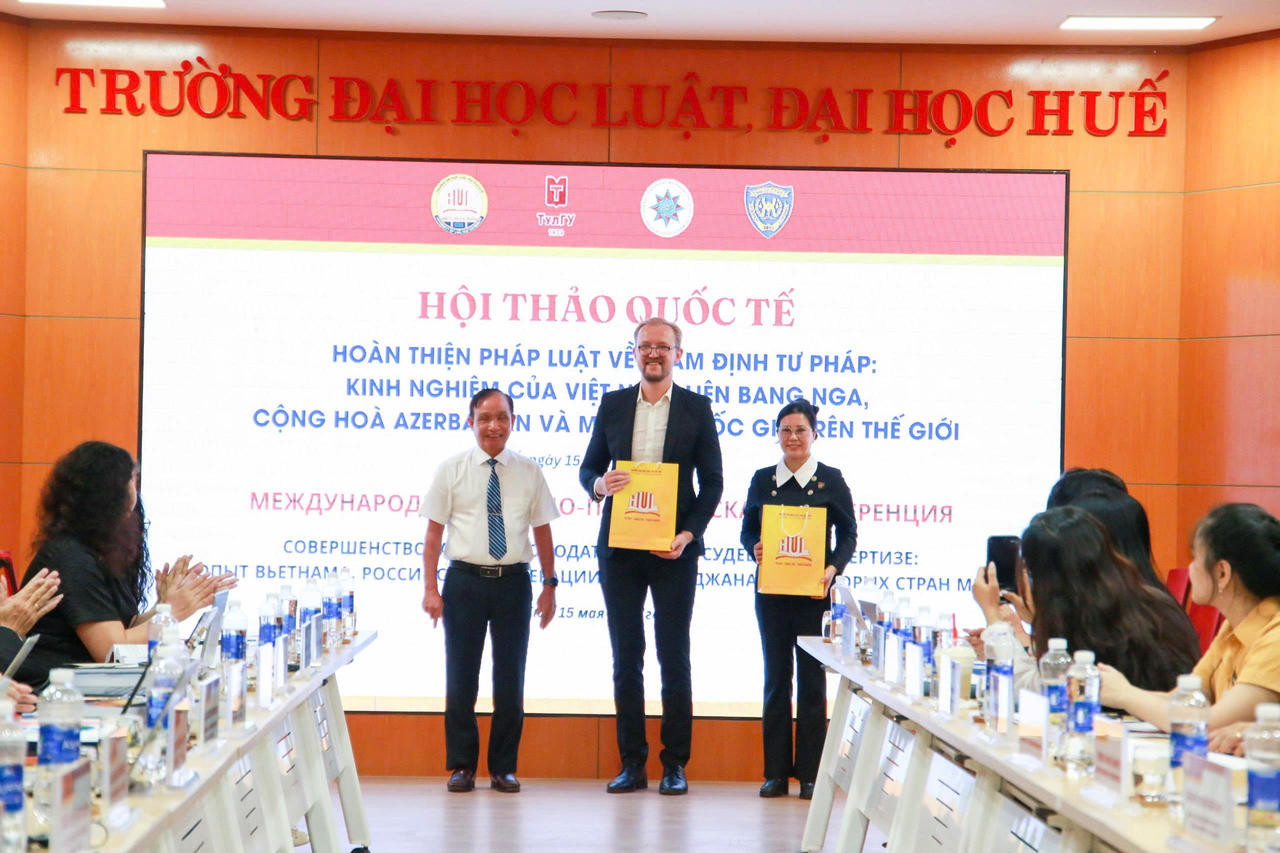 PGS.TS. Đo&agrave;n Đức Lương, Hiệu trưởng trường Đại học Luật, Đại học Huế tặng qu&agrave; c&aacute;c đơn vị đồng tổ chức hội thảo&nbsp;