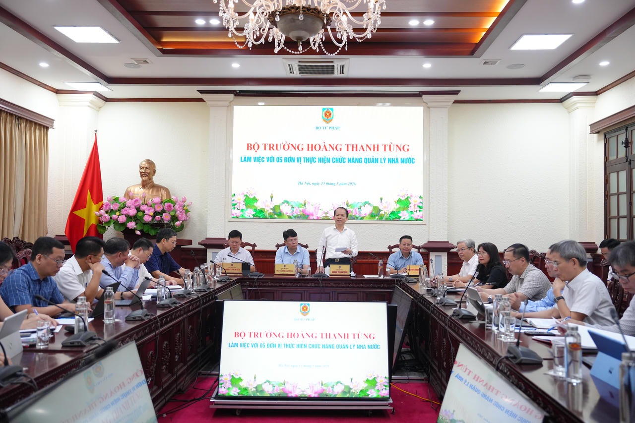 Quang cảnh buổi l&agrave;m việc.