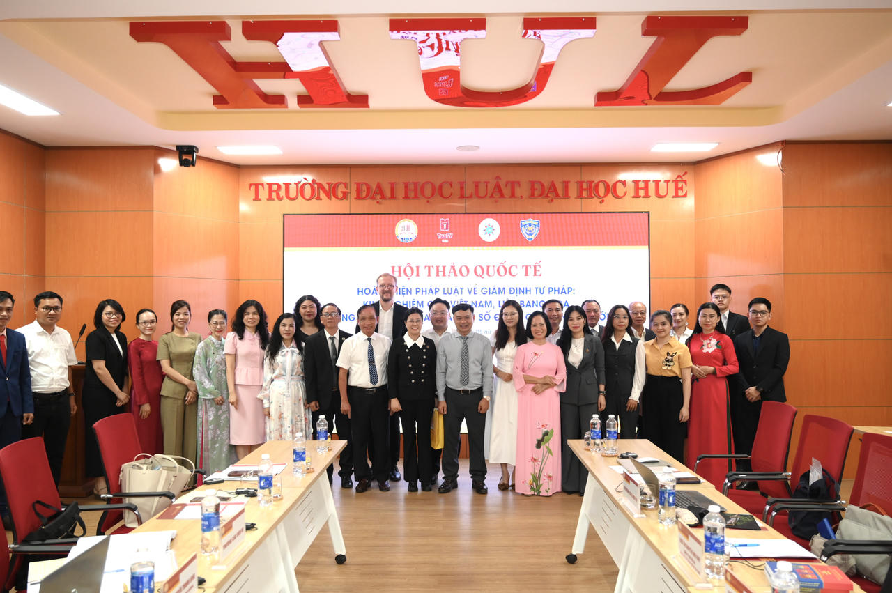 C&aacute;c đại biểu chụp ảnh kỷ niệm tại hội thảo&nbsp;
