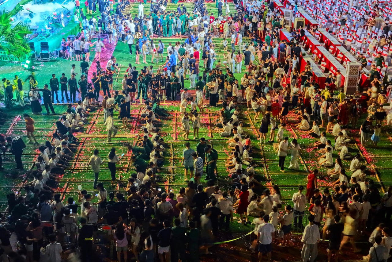 Giữa kh&ocirc;ng gian &acirc;m nhạc, &aacute;nh s&aacute;ng v&agrave; ph&aacute;o hoa rực rỡ, h&agrave;ng ngh&igrave;n người d&acirc;n, du kh&aacute;ch c&ugrave;ng nắm tay h&ograve;a m&igrave;nh v&agrave;o những nhịp sạp rộn r&agrave;ng (Ảnh: H&ograve;a Nguyễn).
