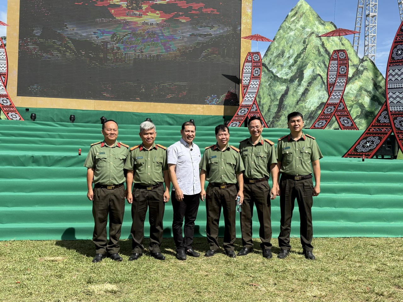 Tưng bừng khai mạc ngày hội Vì bình yên bản làng tại Sơn La