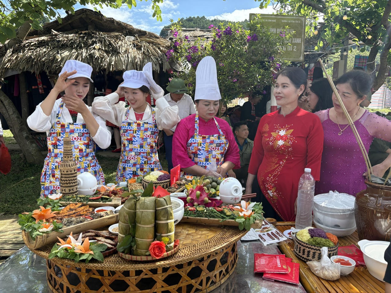 Một đội thi&nbsp;giao lưu ẩm thực cộng đồng.&nbsp;(Ảnh: PV)