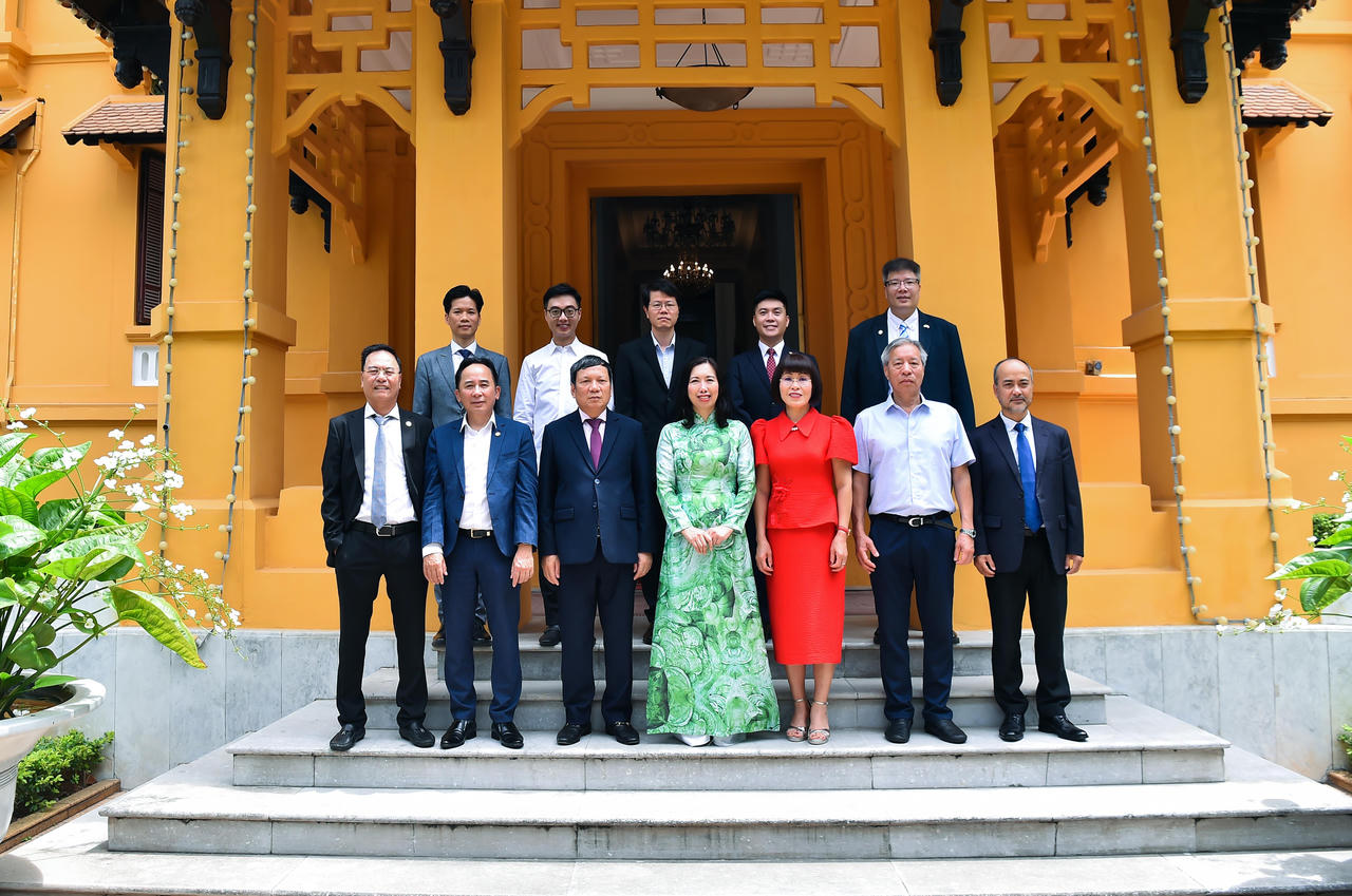 Thứ trưởng L&ecirc; Thị Thu Hằng chụp ảnh lưu niệm c&ugrave;ng c&aacute;c đại biểu dự cuộc gặp.