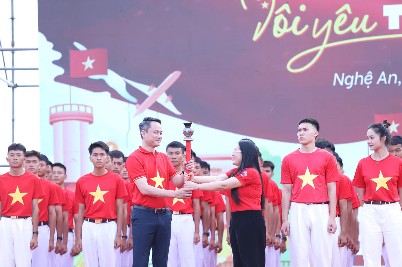 Lễ khởi động cũng diễn ra s&ocirc;i nổi với nhiều hoạt động nổi bật như rước đuốc thi&ecirc;ng từ Nh&agrave; thờ B&aacute;c Hồ