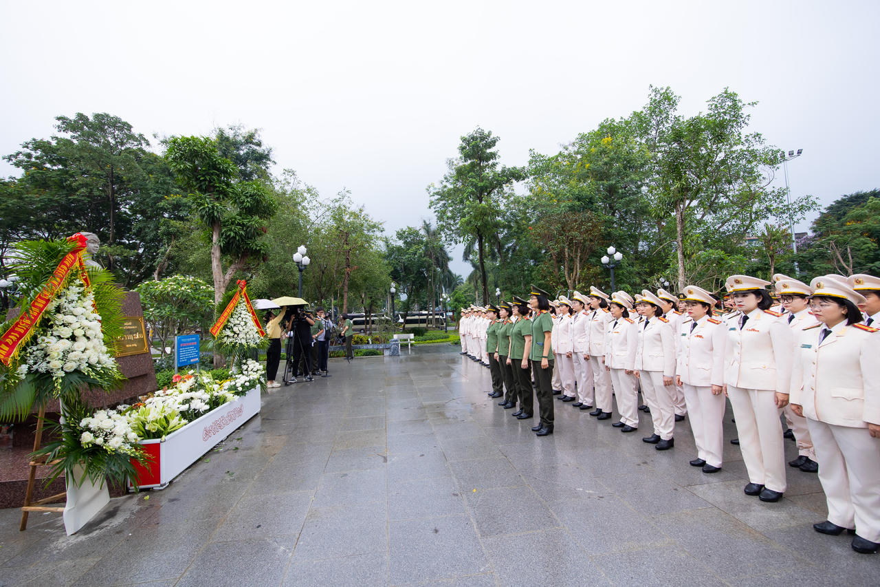 Đoàn Đại biểu “Phụ nữ Công an tiêu biểu” “Nữ Công an cơ sở xuất sắc” thành kính vào Lăng viếng Chủ tịch Hồ Chí Minh