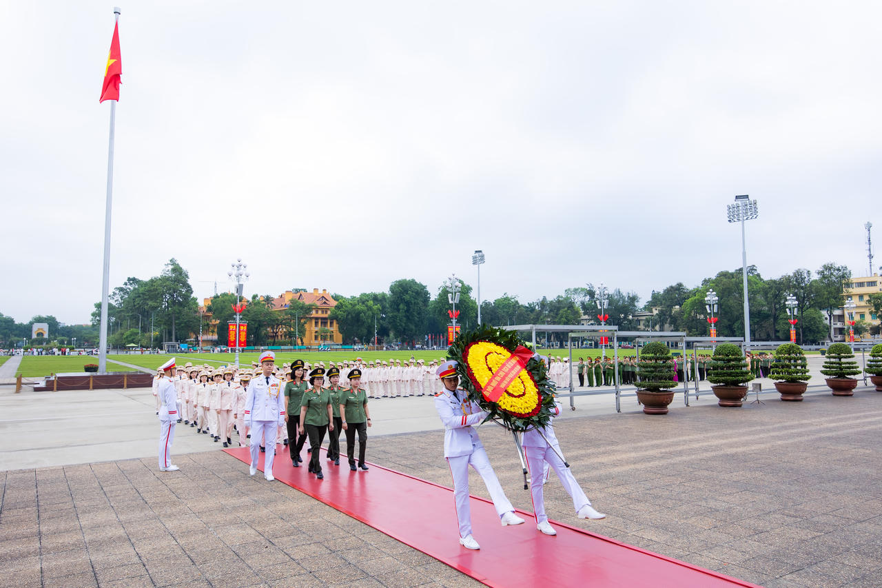 Đo&agrave;n Đại biểu &ldquo;Phụ nữ C&ocirc;ng an ti&ecirc;u biểu&rdquo; &ldquo;Nữ C&ocirc;ng an cơ sở xuất sắc&rdquo; th&agrave;nh k&iacute;nh v&agrave;o Lăng viếng Chủ tịch Hồ Ch&iacute; Minh