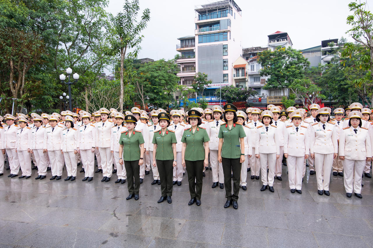 Đoàn Đại biểu “Phụ nữ Công an tiêu biểu” “Nữ Công an cơ sở xuất sắc” thành kính vào Lăng viếng Chủ tịch Hồ Chí Minh