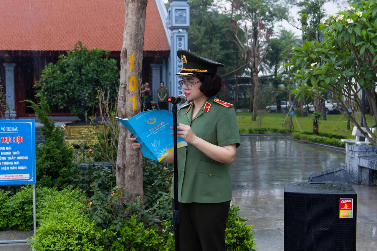 Đoàn Đại biểu “Phụ nữ Công an tiêu biểu” “Nữ Công an cơ sở xuất sắc” thành kính vào Lăng viếng Chủ tịch Hồ Chí Minh