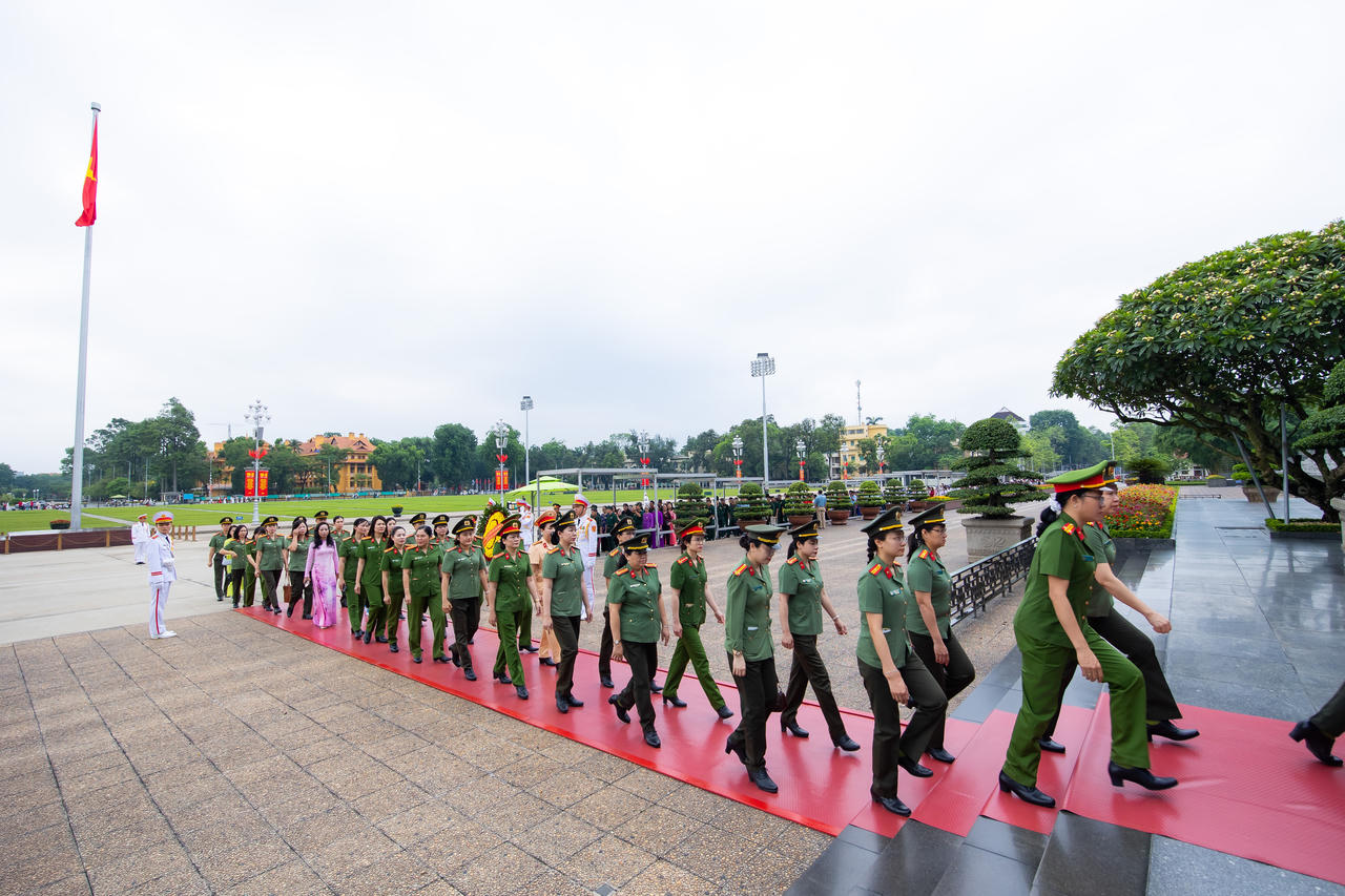 Đoàn Đại biểu “Phụ nữ Công an tiêu biểu” “Nữ Công an cơ sở xuất sắc” thành kính vào Lăng viếng Chủ tịch Hồ Chí Minh