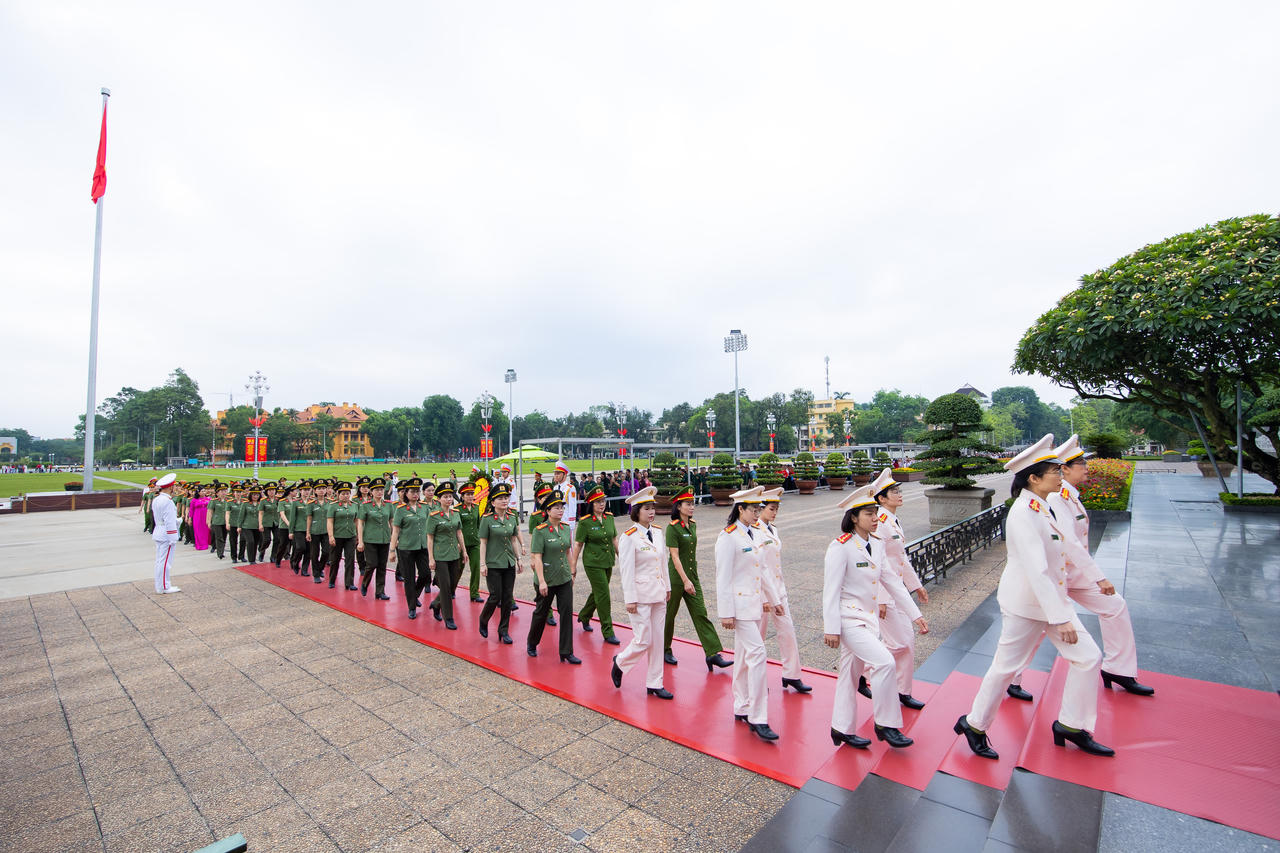 Đoàn Đại biểu “Phụ nữ Công an tiêu biểu” “Nữ Công an cơ sở xuất sắc” thành kính vào Lăng viếng Chủ tịch Hồ Chí Minh