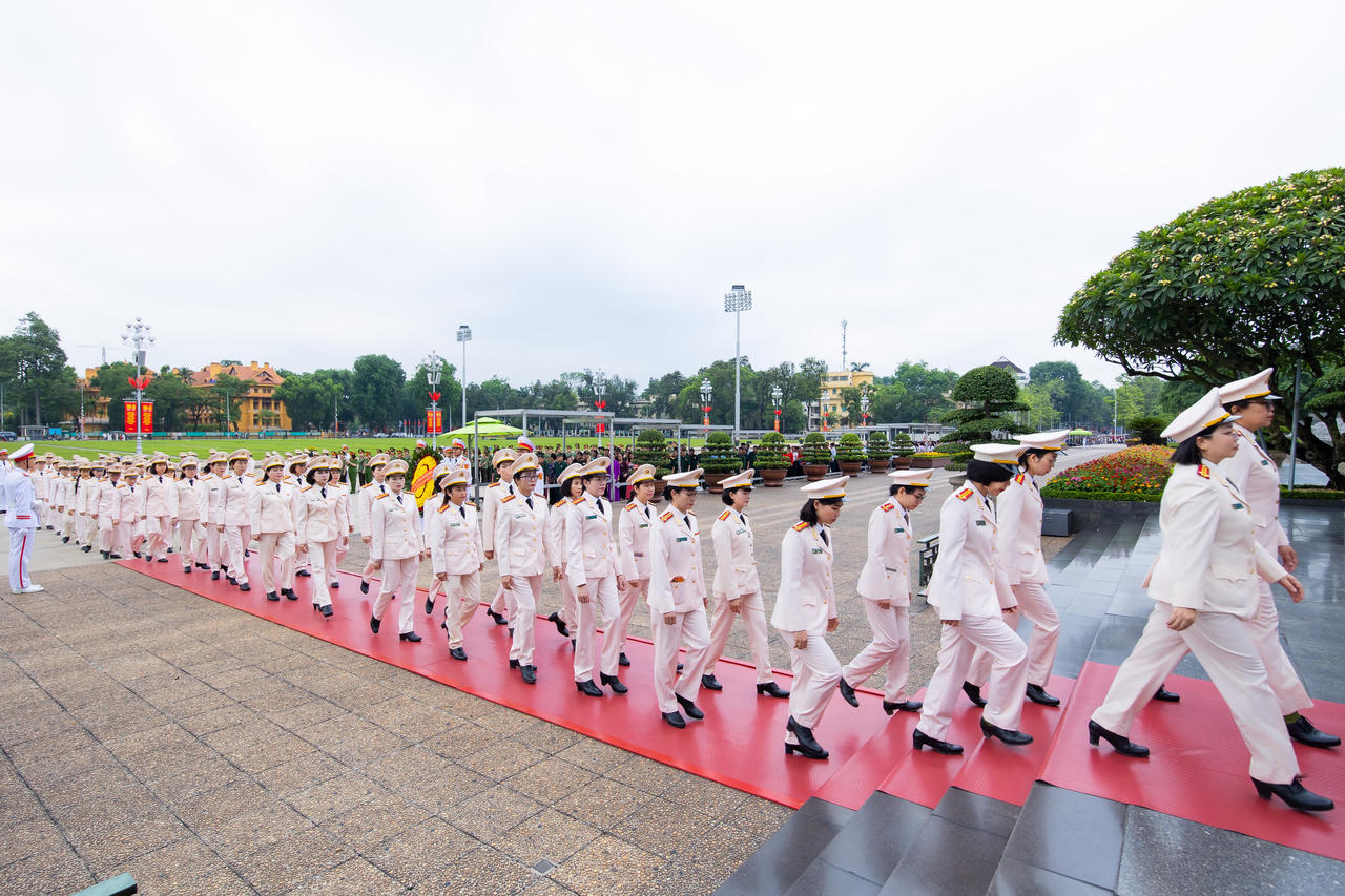 Đoàn Đại biểu “Phụ nữ Công an tiêu biểu” “Nữ Công an cơ sở xuất sắc” thành kính vào Lăng viếng Chủ tịch Hồ Chí Minh