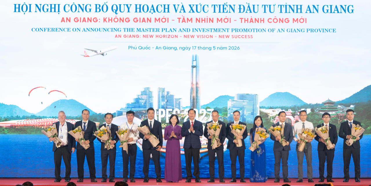 Ph&oacute; Chủ tịch UBND tỉnh An Giang L&ecirc; Văn Phước v&agrave; Ph&oacute; Chủ tịch UBND tỉnh An Giang Nguyễn Thị Minh Th&uacute;y tặng hoa cảm ơn c&aacute;c đơn vị đồng h&agrave;nh g&oacute;p phần v&agrave;o th&agrave;nh c&ocirc;ng của hội nghị.