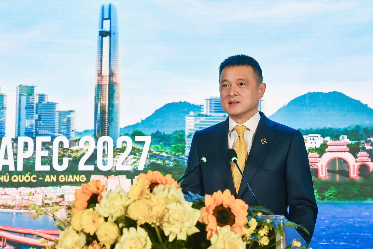 &Ocirc;ng Đặng Minh Trường, th&agrave;nh vi&ecirc;n Hội đồng S&aacute;ng lập, Chủ tịch Hội đồng Quản trị Tập đo&agrave;n Sun Group tr&igrave;nh b&agrave;y tham luận tại hội nghị.