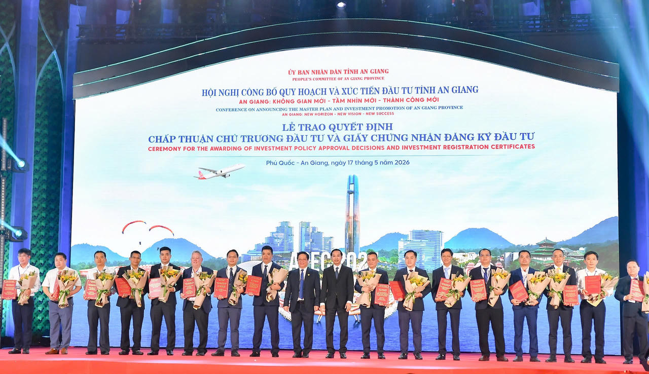 Ph&oacute; B&iacute; thư Tỉnh ủy, Chủ tịch UBND tỉnh An Giang Hồ Văn Mừng v&agrave; Ph&oacute; B&iacute; thư Thường trực Tỉnh ủy, Chủ tịch HĐND tỉnh An Giang Nguyễn Thanh Nh&agrave;n trao Quyết định chấp thuận chủ trương đầu tư v&agrave; Giấy chứng nhận đăng k&yacute; đầu tư cho c&aacute;c nh&agrave; đầu tư v&agrave; trao hoa ch&uacute;c mừng c&aacute;c nh&agrave; đầu tư.